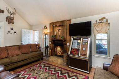 Cedar Creek Retreat 4 Bedrooms Sleeps 10 WiFi Hot Tub Gas Grill