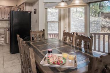 Cedar Creek Retreat 4 Bedrooms Sleeps 10 WiFi Hot Tub Gas Grill