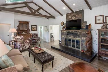 Hill Top Mountain View 4 Bedroom Pets Hot Tub Pool Table Sleeps 10