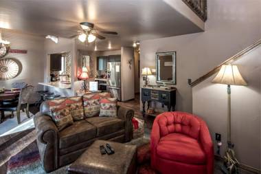 Fifth Dimension 2 Bedrooms WiFi Hot Tub Game Table Grill Sleeps 4