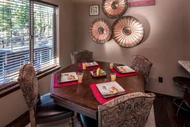 Fifth Dimension 2 Bedrooms WiFi Hot Tub Game Table Grill Sleeps 4