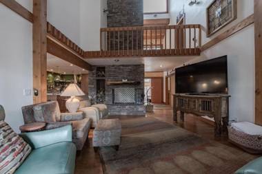 High Loop 5 Bedrooms Wood Fireplace Hot Tub Grill Pool Table Sleep 12