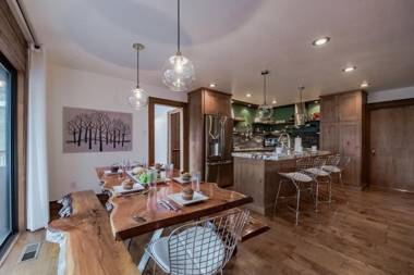 High Loop 5 Bedrooms Wood Fireplace Hot Tub Grill Pool Table Sleep 12