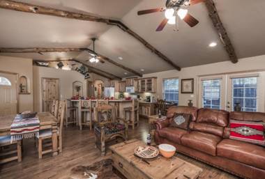 Cowboy Cabin 2 Bedrooms Sleeps 6 Hot Tub Grill Wood Stove