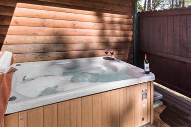 Cowboy Cabin 2 Bedrooms Sleeps 6 Hot Tub Grill Wood Stove