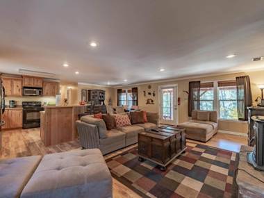 Winterfell 2 Bedrooms Sleeps 4 WiFi Gas Grill Hot Tub Fireplace