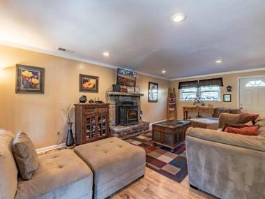 Winterfell 2 Bedrooms Sleeps 4 WiFi Gas Grill Hot Tub Fireplace