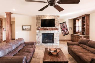 Abbey Lodge 9 Bedrooms Sleeps 23 Game Room WiFi Hot Tub