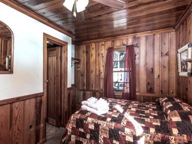 Apache Village 3 Queen Bed Midtown Sleeps 2