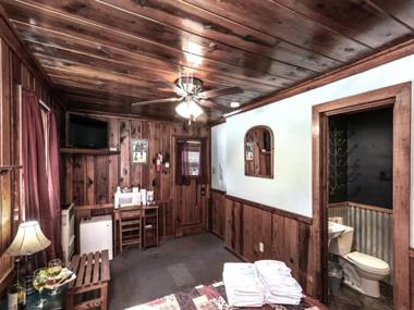 Apache Village 3 Queen Bed Midtown Sleeps 2