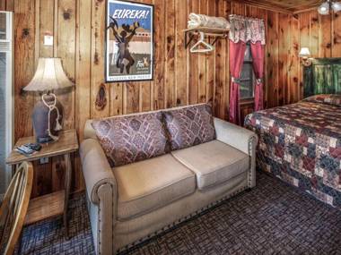 Apache Village 6 King Studio with Sleeper Sofa Sleeps 3