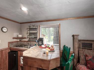 Crescent Moon Studio Fireplace Jetted Tub Midtown Sleeps 2