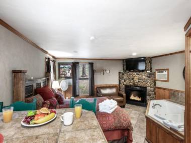 Crescent Moon Studio Fireplace Jetted Tub Midtown Sleeps 2