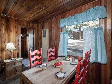 Pine Cabin 2 Bedrooms Fireplace Midtown Sleeps 6