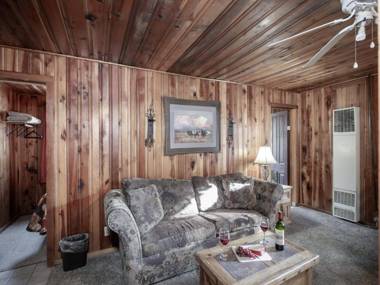 Pine Cabin 2 Bedrooms Fireplace Midtown Sleeps 6