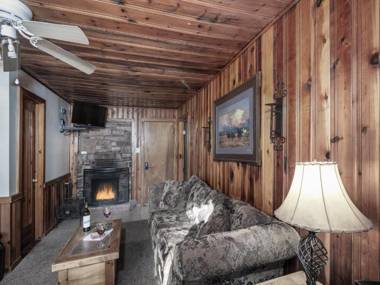 Pine Cabin 2 Bedrooms Fireplace Midtown Sleeps 6