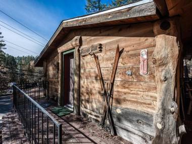 Sleeping Bear 2 Bedrooms Front Deck Midtown Sleeps 6