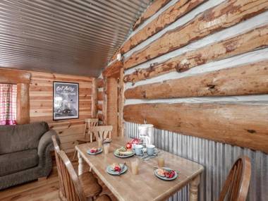 Sleeping Bear 2 Bedrooms Front Deck Midtown Sleeps 6