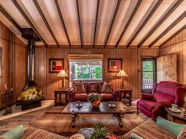 Innjoy 2 Bedrooms Pet Friendly WiFi Wood Fireplace Sleeps 4