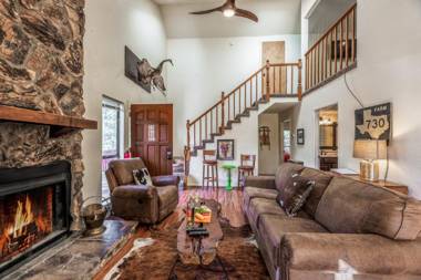 Cabin on the Creek 2 Bedrooms Sleeps 6 Hot Tub Fireplace Pet Friendly