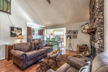 Cabin on the Creek 2 Bedrooms Sleeps 6 Hot Tub Fireplace Pet Friendly