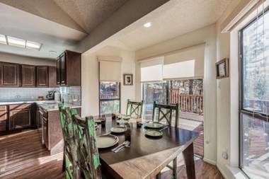 Cabin on the Creek 2 Bedrooms Sleeps 6 Hot Tub Fireplace Pet Friendly