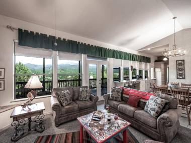 Robins Nest Pet Friendly 3 Bedrooms Fireplace Hot Tub Game Room Sleeps 8