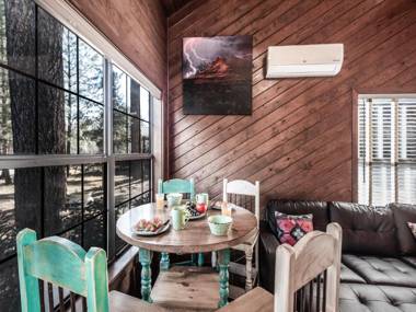 Midtown Riverfront Complex 10 Bedrooms 2 Hot Tub Sleeps 28