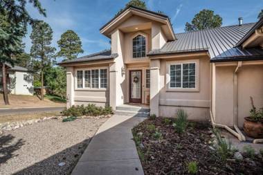 Mountain Soiree 4 Bedrooms Fireplace Hot Tub Covered Deck Sleeps 8