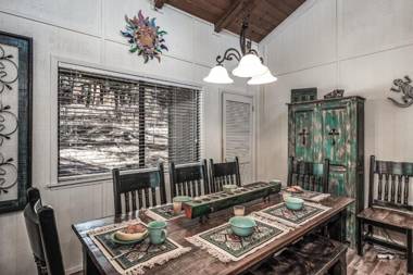 A Climbing Cub 2 Bedroom WiFi HDTV Fireplace Grill Sleeps 6