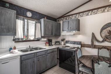 McCarthy House 3 Bedroom Deck Views Sleeps 6 WiFi