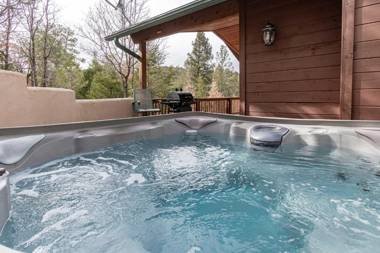 Stunning Ruidoso Cabin with Private Hot Tub!