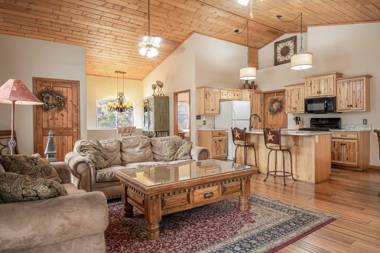 Stunning Ruidoso Cabin with Private Hot Tub!