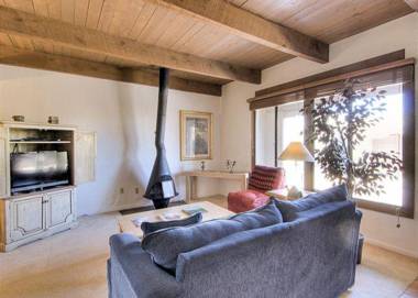 Artist Road #18 2 Bedrooms Sleeps 4 Flat Screen TV Pool Access WiFi