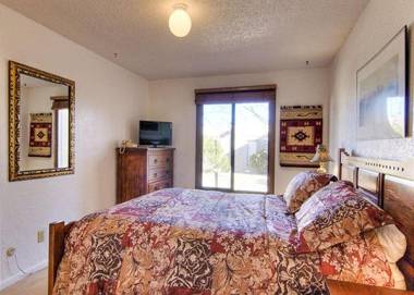 Artist Road #18 2 Bedrooms Sleeps 4 Flat Screen TV Pool Access WiFi