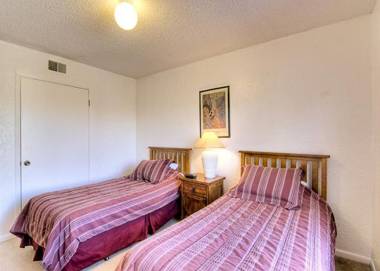 Artist Road #18 2 Bedrooms Sleeps 4 Flat Screen TV Pool Access WiFi