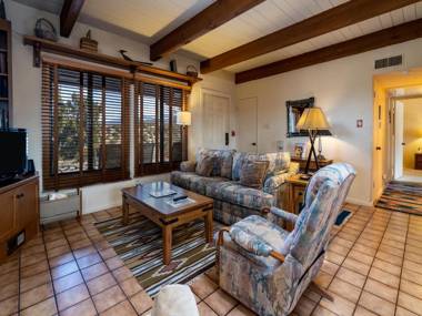 Artist Road #31 2 Bedrooms Sleeps 4 Wood Fireplace WiFi Pool Access