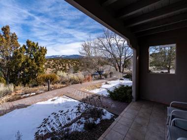 Artist Road #31 2 Bedrooms Sleeps 4 Wood Fireplace WiFi Pool Access