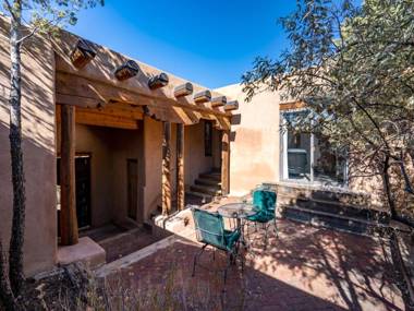 Mitchell's East Side 3 Bedrooms Sleeps 6 Deck Views WiFi Grill