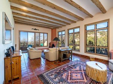 Mitchell's East Side 3 Bedrooms Sleeps 6 Deck Views WiFi Grill