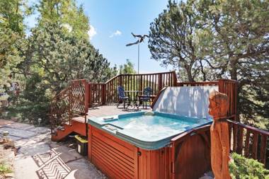 Sunlit Hills Art and Views 3 Bedrooms Sleeps 6 Hot Tub Volleyball WiFi