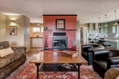 Sunset Haven 4 Bedrooms Sleeps 10 HDTV Shuffleboard Deck Sits on 10 Acres