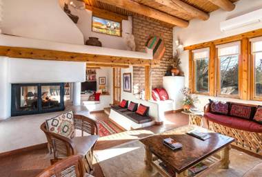 City Views at Alma Compound 2 Bedrooms Sleeps 4 Walk to Plaza Fireplace