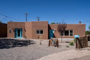 Casa Buena 3 BRs WiFi Fireplace Near Santa Fe Plaza Sleeps 6