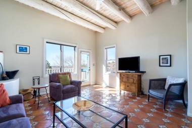 Casa Viva 2 Bedrooms Walk to Plaza Fireplace Pet Friendly Sleeps 5