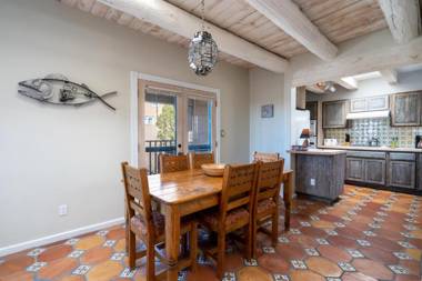 Casa Viva 2 Bedrooms Walk to Plaza Fireplace Pet Friendly Sleeps 5