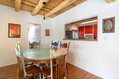 Kiva Cottage 2 Bedrooms Upgraded WiFi Patio Fireplace Sleeps 6