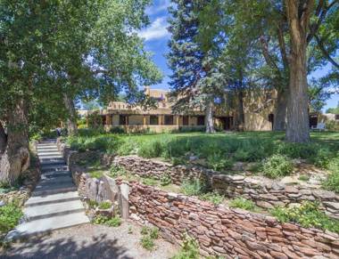 Inn on La Loma Plaza