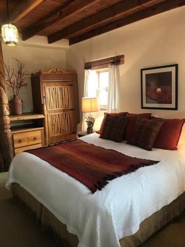 Old Taos Guesthouse B&B