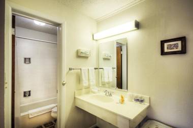 Roadrunner Lodge Motel